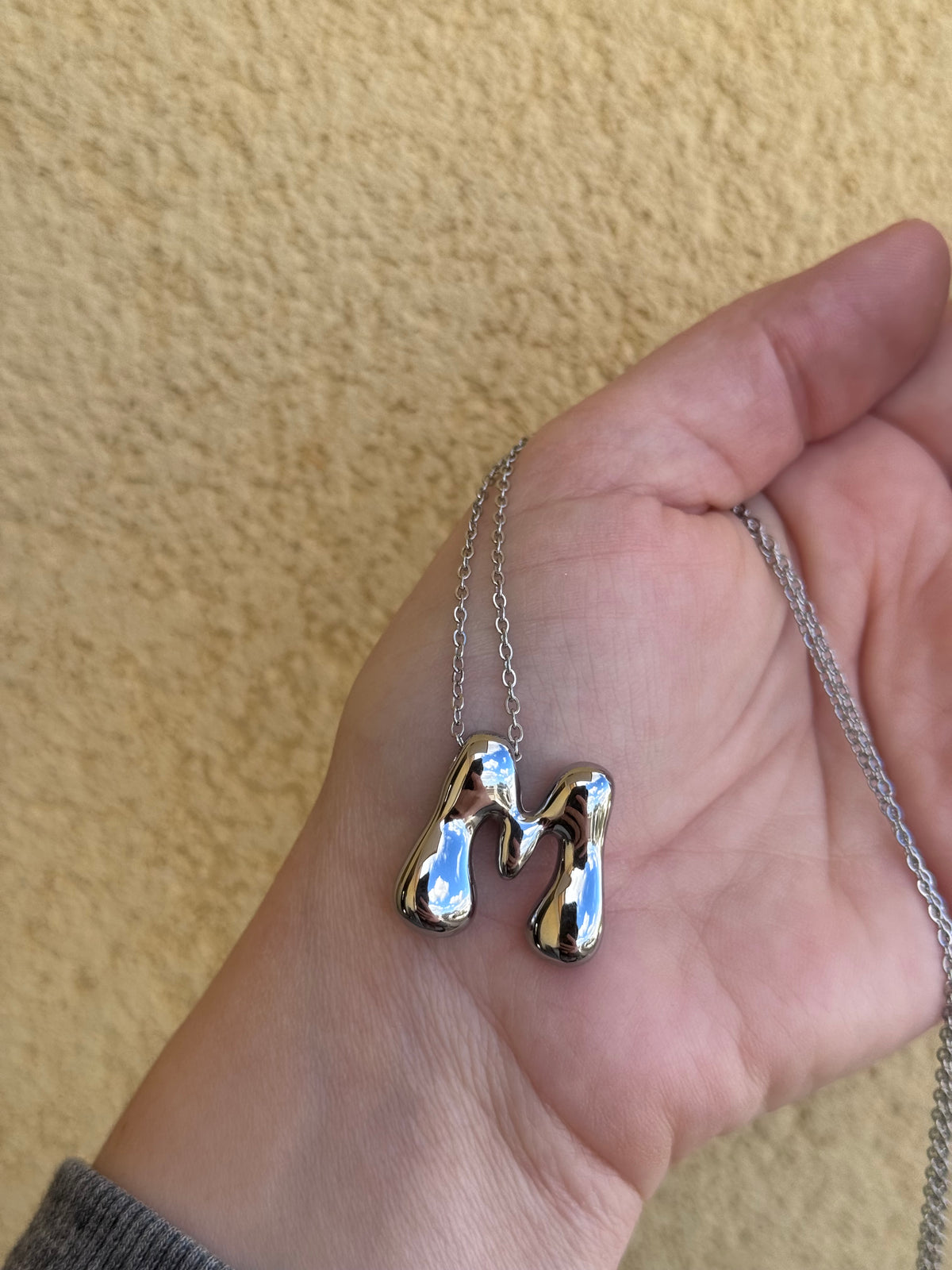 Collana lettera mossa effetto balloons