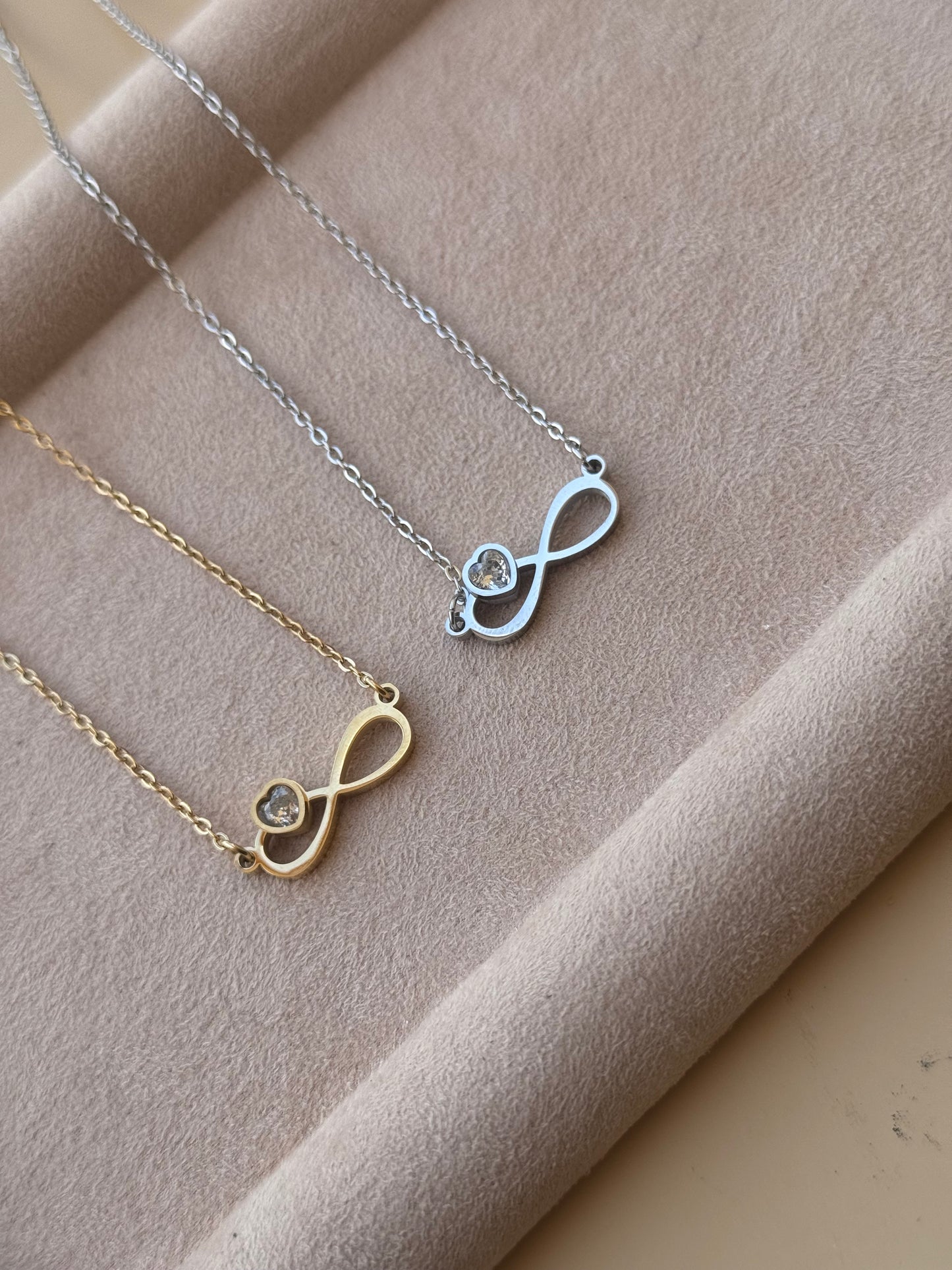 Collana infinito con cuore