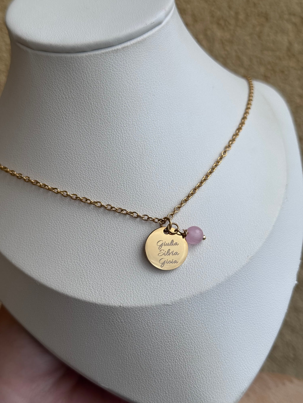 Collana sfera dorata con pietra