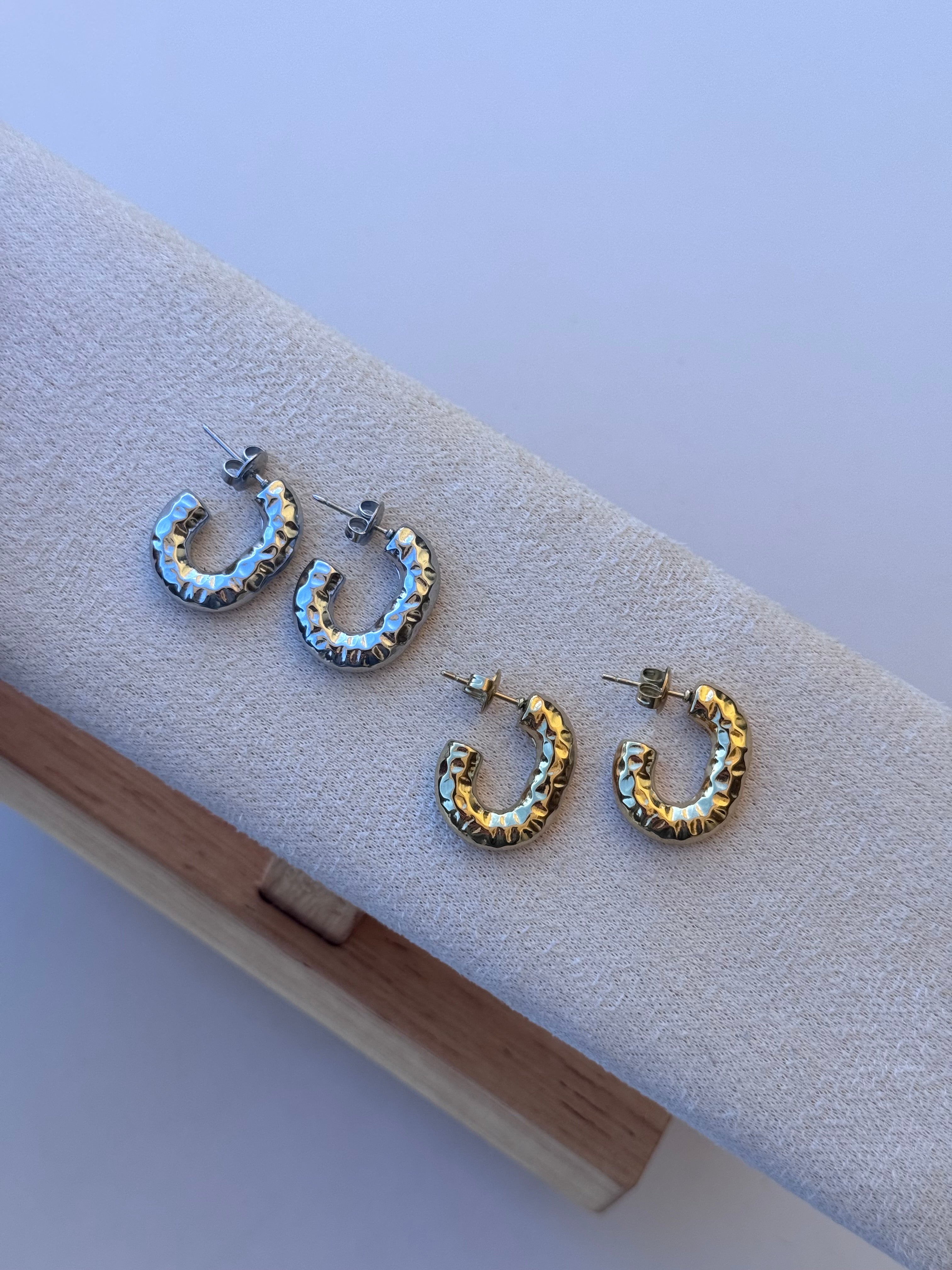 Orecchini baguette martellati