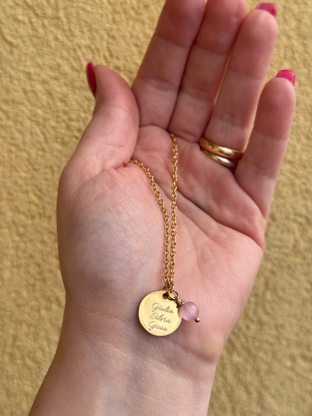 Collana sfera dorata con pietra