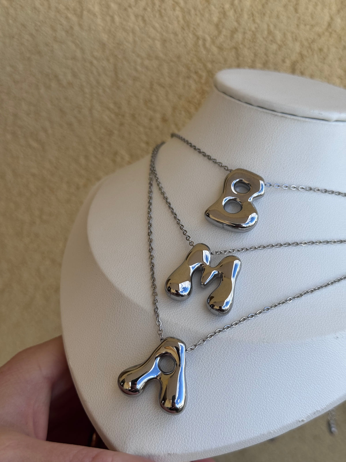 Collana lettera mossa effetto balloons