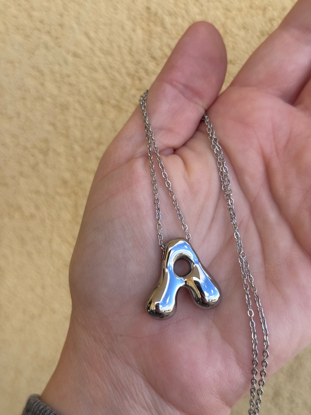 Collana lettera mossa effetto balloons