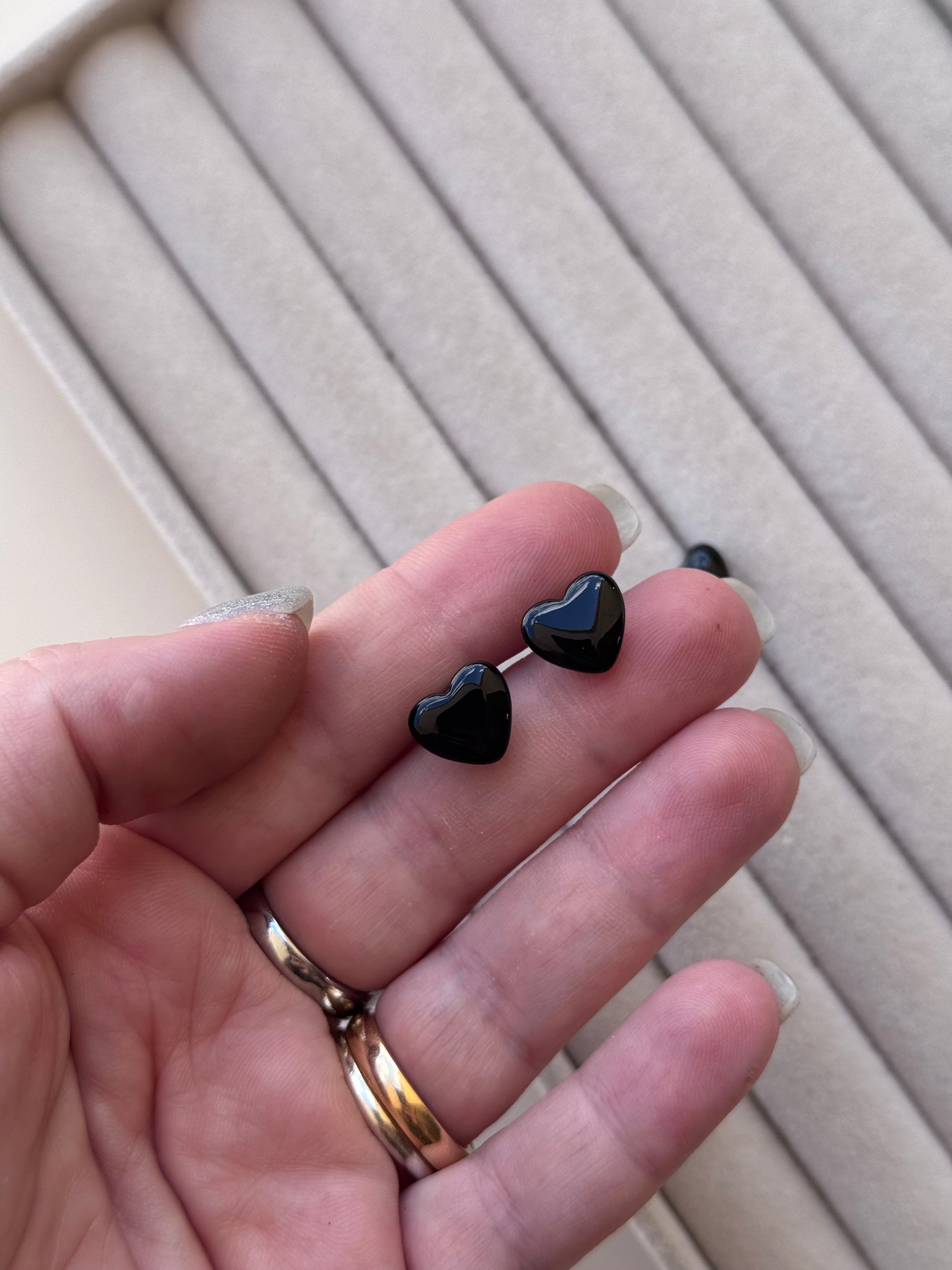 Orecchini cuoricini neri