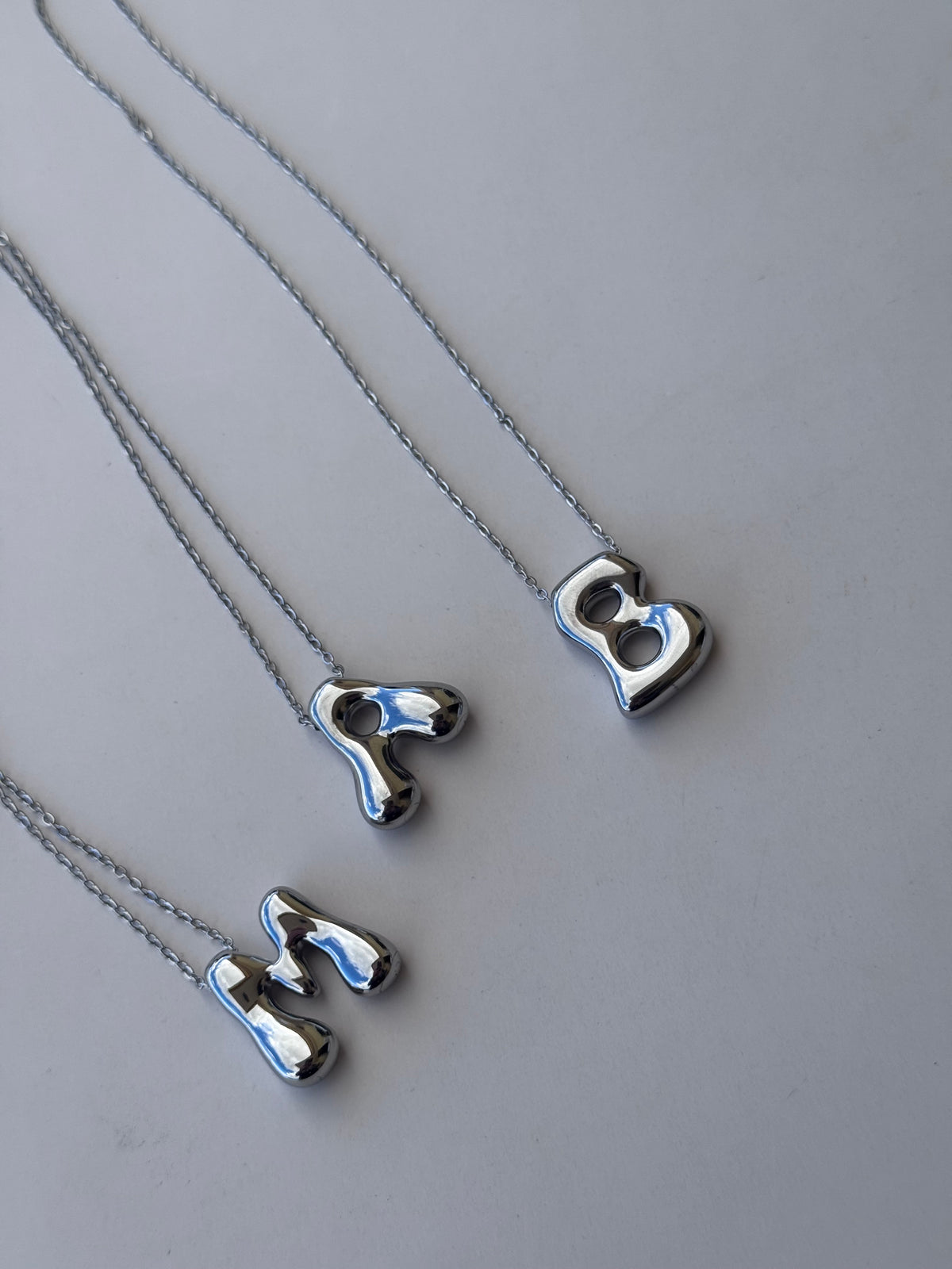 Collana lettera mossa effetto balloons