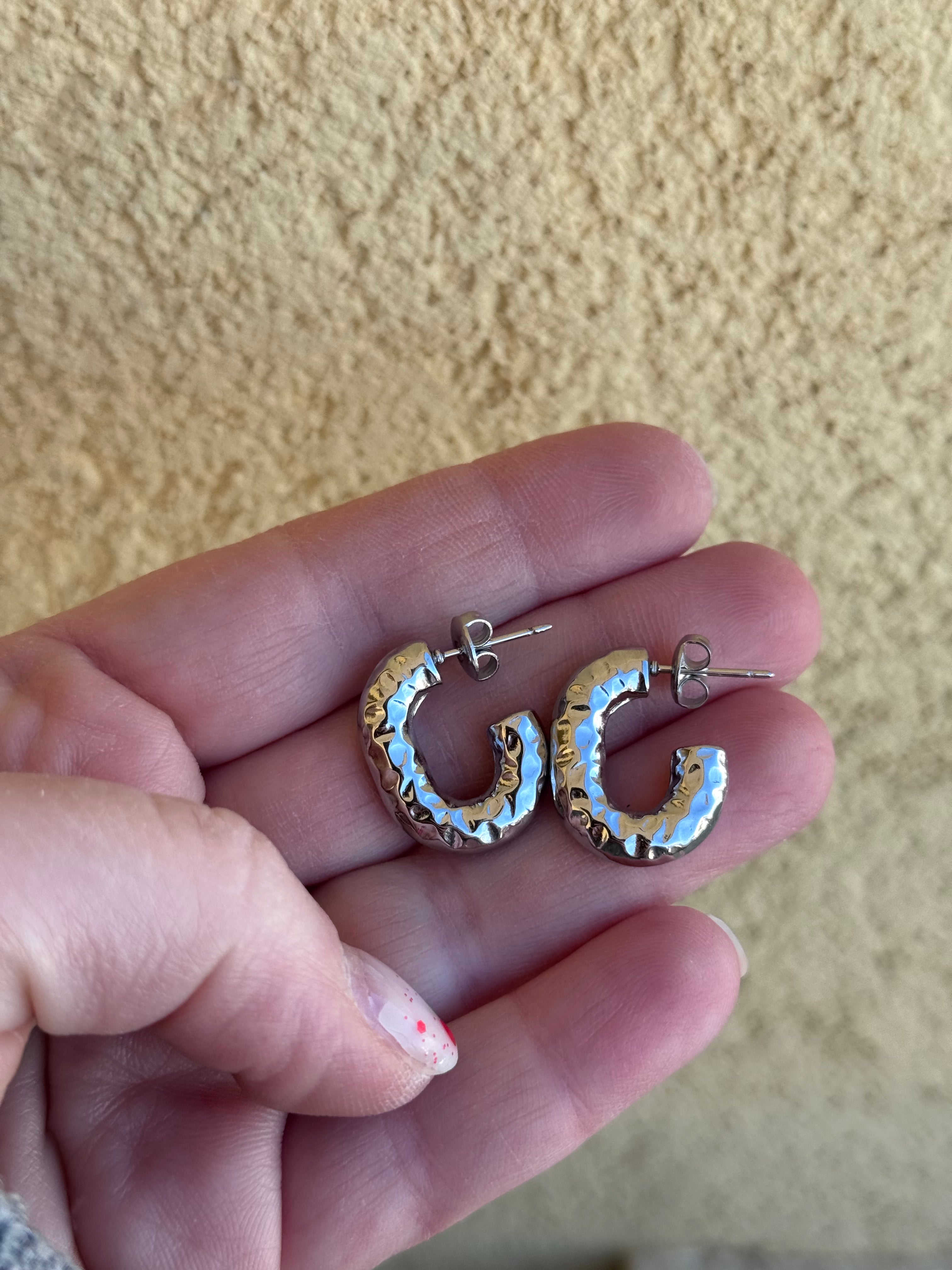 Orecchini baguette martellati